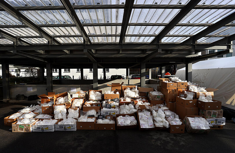 Rund 1,5 Tonnen Kokain liegen zum Abtransport bereit. Im Rahmen der Operation "Schneeschmelze" hat die bayerische Polizei unter strengsten Sicherheitsvorkehrungen das Kokain an einem geheimen Ort in einer Müllverbrennungsanlage in Oberbayern vernichtet. Das Rauschgift höchster Reinheit stammt aus verschiedenen Sicherstellungen der vergangenen Jahre. Es ist die größte Vernichtungsaktion von Drogen in der Geschichte der bayerischen Polizei.