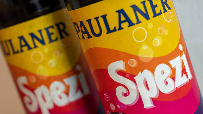 Paulaner Spezi im bekannten Retro-Design.