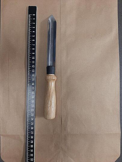 Mit diesem Drechselmesser hat ein Mann den Mitarbeiter einer Reinigungsfirma angegriffen. Mit diesem Drechselmesser hat ein Mann den Mitarbeiter einer Reinigungsfirma angegriffen.