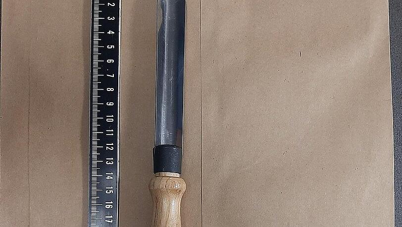 Mit diesem Drechselmesser hat ein Mann den Mitarbeiter einer Reinigungsfirma angegriffen. Mit diesem Drechselmesser hat ein Mann den Mitarbeiter einer Reinigungsfirma angegriffen.