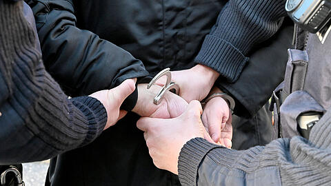 Als die Polizei ankam, hatten Mitarbeiter die Frau bereits festhalten können. (Symbolbild)