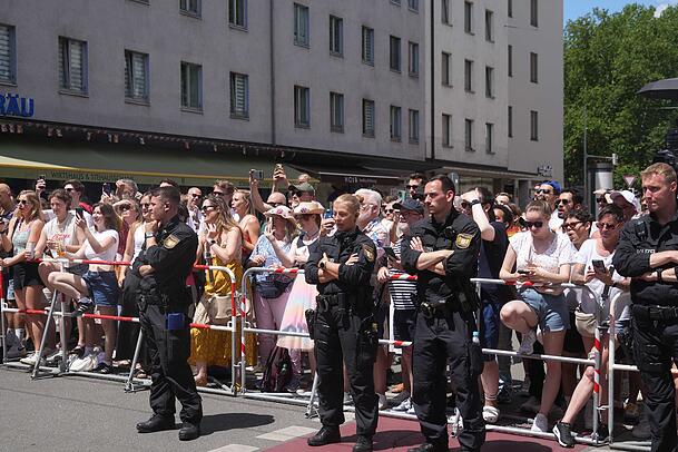Mit schwarzer Vollmontur in der prallen Sonne ist sicher kein Spaß. Wir ziehen unseren Hut vor der Polizei. Mit schwarzer Vollmontur in der prallen Sonne ist sicher kein Spaß. Wir ziehen unseren Hut vor der Polizei.