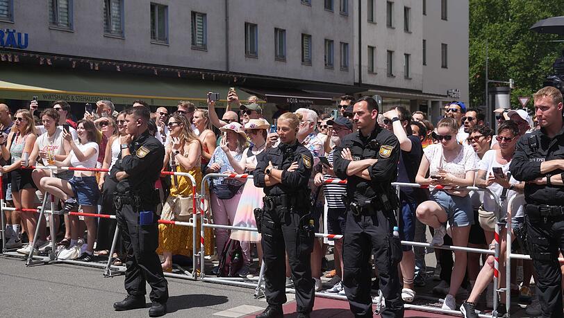Mit schwarzer Vollmontur in der prallen Sonne ist sicher kein Spaß. Wir ziehen unseren Hut vor der Polizei. Mit schwarzer Vollmontur in der prallen Sonne ist sicher kein Spaß. Wir ziehen unseren Hut vor der Polizei.