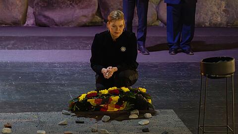 Bundestagspr&auml;sidentin Julia Kl&ouml;ckner gedenkt in Yad Vashem der Millionen Opfer des Holocaust.