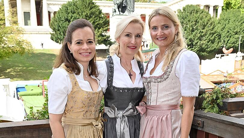 "Familientreffen" im K&auml;ferzelt (v.l.): Bonita Grupp mit Mutter Elisabeth Grupp und Isabel Grupp-Kofler beim achten "CeU-Ladies-Lunch" auf dem Oktoberfest.