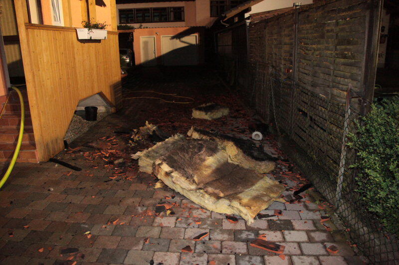 Ein Dachstuhl in Mettenheim steht in Flammen. Die Feuerwehr rückt mitten in der Nacht zum Löschen an. Die Bilder vom Einsatz.