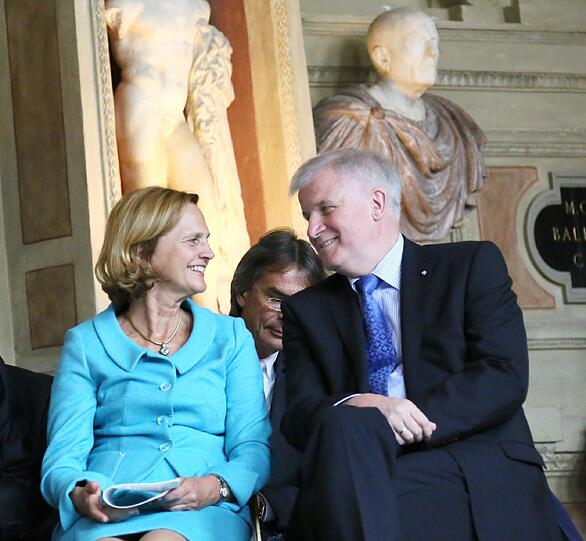 Horst und Karin Seehofer Am Mittwoch wurde in München der Bayerischen Verdienstorden vom bayerischen Ministerpräsidenten, Horst Seehofer, an 20 Bürgerinnen und 30 Bürger verliehen.