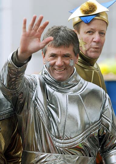23. Februar 2009: Als Trainer von Eintracht Frankfurt nimmt Friedhelm Funkel in Köln am Rosenmontagsumzug durch die Stadt teil.