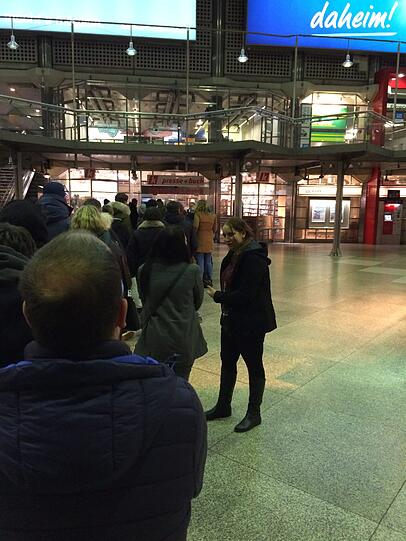 Am Hauptbahnhof bilden sich lange Schlangen, lange bevor das erste Exemplar über die Ladentheke geht.