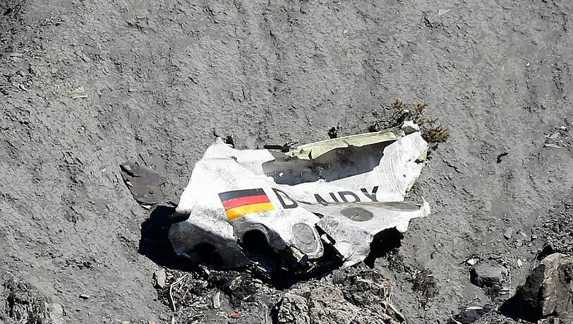 Die Lufthansa bietet den Hinterbliebenen der Germanwings-Katastrophe pauschal 25.000 Euro Schmerzensgeld an Die Lufthansa bietet den Hinterbliebenen der Germanwings-Katastrophe pauschal 25.000 Euro Schmerzensgeld an