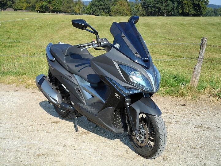 Schlank genug für die Stadt, flott und groß genug für Autobahn und Landstraße: Der Kymco Xciting 400i hat eine gute Zwischengröße.