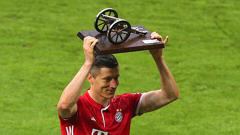 Robert Lewandowski präsentiert die Kanone des besten Torjägers. Seine 30 Tore sind der beste Wert seit 39 Jahren (Dieter Müller).