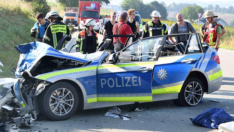 Trümmerfeld auf der B15: Die beiden Fahrzeuge haben einen Totalschaden.