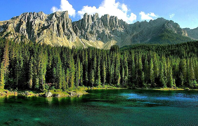 Der Karersee dient dem Rosengarten als Spiegel.