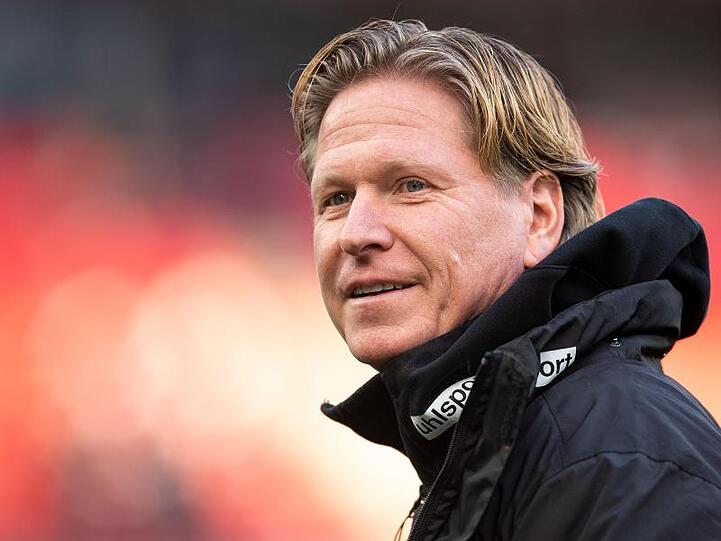 1. FC Köln Trainer Markus Gisdol blickt lächelnd in die Runde. Foto: Marius Becker/dpa/Archivbild