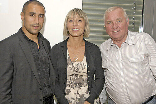 Die Arena-Chefin freut sich auf die Rückkehr des &bdquo;Königs&ldquo;: Sabine Günther mit Arthur Abraham und Trainer Ulli Wegner (rechts).