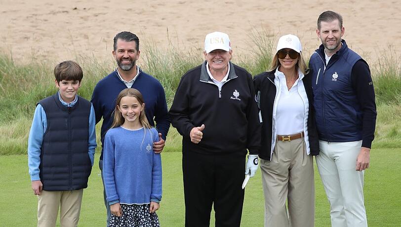 Donald Trump auf dem Golfplatz in Aberdeen umgeben von seiner Familie. V.l.: Spencer und Chloe Trump mit Vater Donald Trump Jr. sowie Lara und Eric Trump.