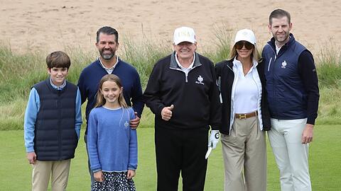 Donald Trump auf dem Golfplatz in Aberdeen umgeben von seiner Familie. V.l.: Spencer und Chloe Trump mit Vater Donald Trump Jr. sowie Lara und Eric Trump.