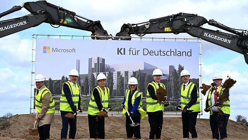 Der feierliche Spatenstich.