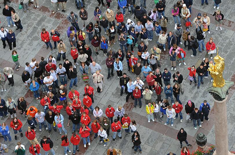 Den Kopf in den Nacken, den Blick steil nach oben: Das Glockenspiel am Marienplatz ist ein Muss für München-Touristen.