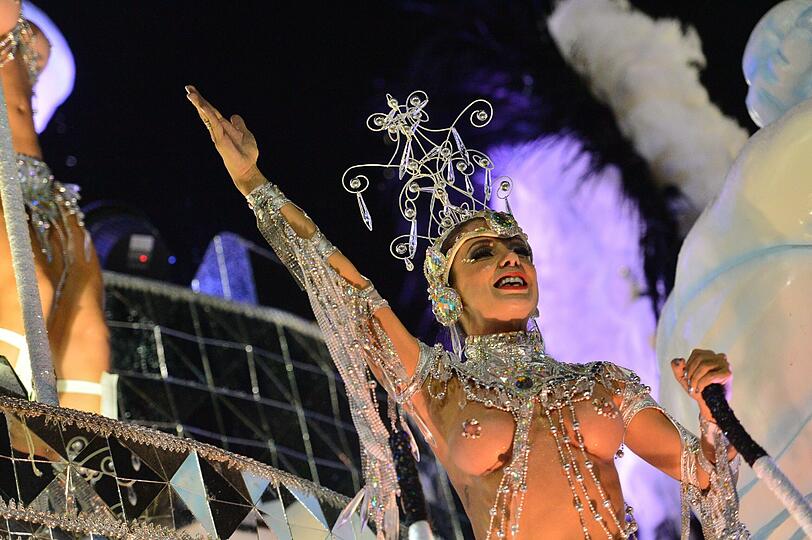 In Rio ging es in der Nacht zum Montag auf dem Straßenkarneval heiß her. Die brasilianischen Schönheiten zeigten zum Karneval-Höhepunkt viel nackte Haut und sexy Kurven.