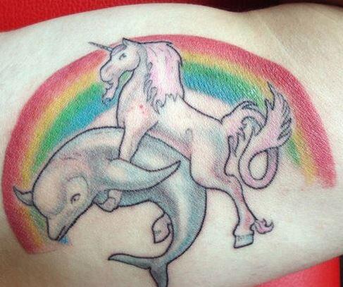 Über Geschmack lässt sich bekanntlich streiten... Die witzigsten Horror-Tattoos in der Bilderstrecke.