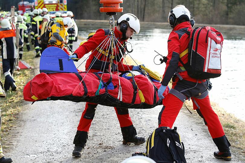 Rettungskräfte und Hubschrauberbesatzungen kümmern sich um die Verletzten.