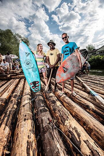 Zur Flößerstadt Wolfratshausen würde eine Flusswelle ideal passen, finden die Initiatoren von Surfing Wolfratshausen. Nun hat der Stadtrat dem Projekt zugestimmt und finanzielle Unterstützung zugesagt.
