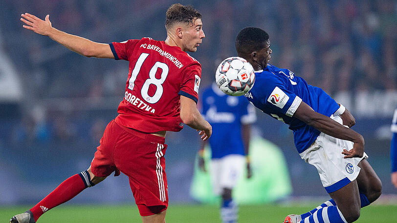 Sieg beim früheren Arbeitgeber: Bayern-profi Leon Goretzka (links) im Duell mit seinem früheren Teamkollegen Breel Embolo.