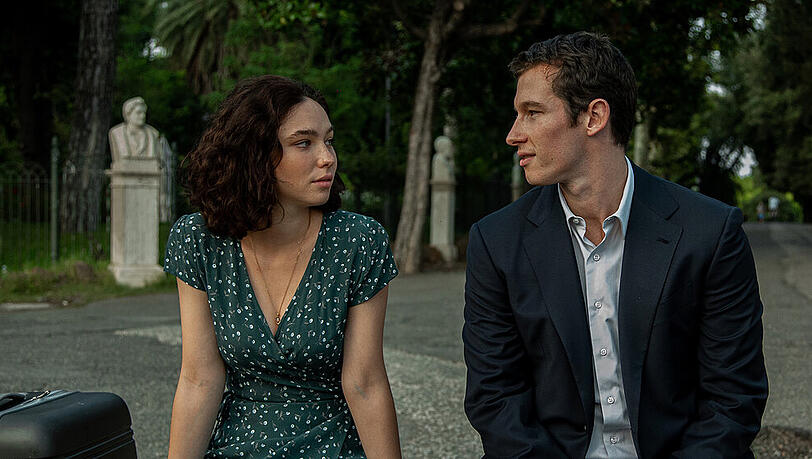 Maria (Matilda de Angelis) und Gregory (Callum Turner) sind eigentlich wie füreinander gemacht - doch die Romanze findet einfach keinen göttlichen Segen. Maria (Matilda de Angelis) und Gregory (Callum Turner) sind eigentlich wie füreinander gemacht - doch die Romanze findet einfach keinen göttlichen Segen.