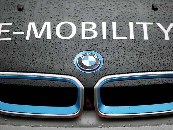 "E-Mobility" steht auf einem elektrisch angetriebenen BMW i3. Foto: Jan Woitas/dpa-Zentralbild/dpa/Archivbild