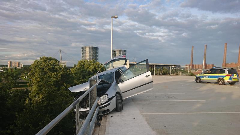 Das Auto hängt in der Sicherungsplanke auf einem Parkhausdeck in Wolfsburg. Das Auto hängt in der Sicherungsplanke auf einem Parkhausdeck in Wolfsburg.