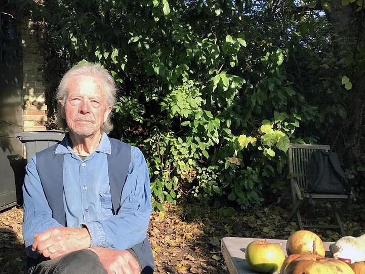 Peter Handke beim Interview mit der Nachrichtenagentur APA im Garten seines Hauses.