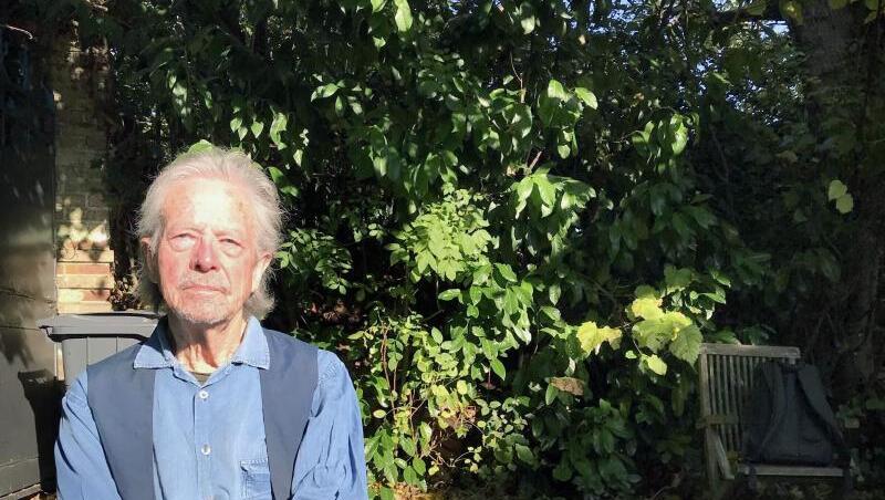 Peter Handke beim Interview mit der Nachrichtenagentur APA im Garten seines Hauses. Peter Handke beim Interview mit der Nachrichtenagentur APA im Garten seines Hauses.