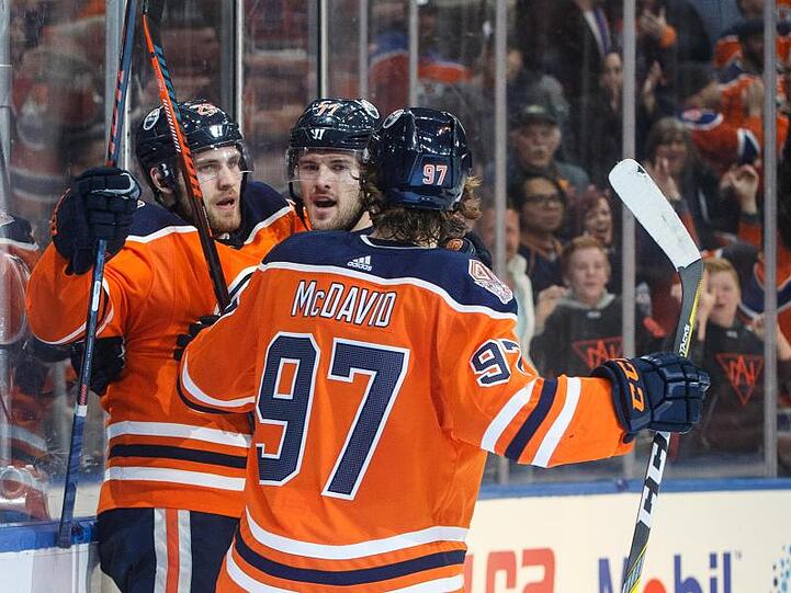 Steuerte zwei Treffer zum Oilers-Sieg gegen Minnesota bei: Leon Draisaitl (l).