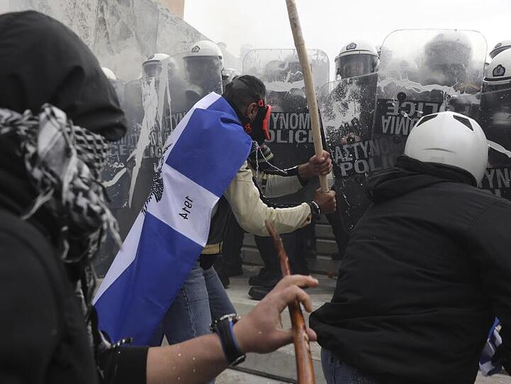 Konfrontation zwischen vermummten Demonstranten und Bereitschaftspolizisten in Athen.