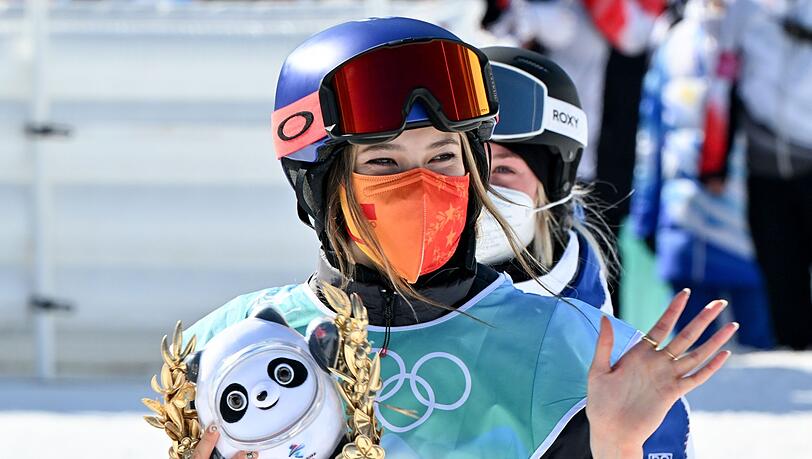 Eileen Gu aus China ist die neue Olympiasiegerin im Ski-Freestyle. Eileen Gu aus China ist die neue Olympiasiegerin im Ski-Freestyle.