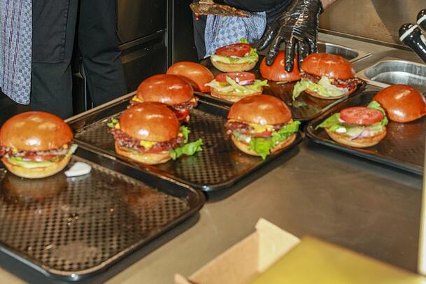 Die Burger bei Burgermeister werden frisch im Laden zubereitet. Die Burger bei Burgermeister werden frisch im Laden zubereitet.