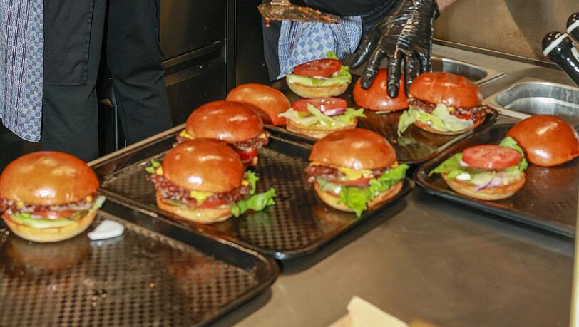 Die Burger bei Burgermeister werden frisch im Laden zubereitet. Die Burger bei Burgermeister werden frisch im Laden zubereitet.