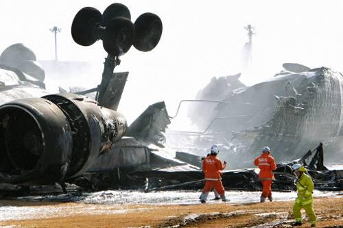 Auf dem Flughafen von Tokio überschlug sich die Frachtmaschine, blieb mit nach oben gerichtetem Fahrwerk liegen und brannte aus. Die beiden Piloten starben.
