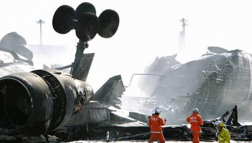 Auf dem Flughafen von Tokio überschlug sich die Frachtmaschine, blieb mit nach oben gerichtetem Fahrwerk liegen und brannte aus. Die beiden Piloten starben. Auf dem Flughafen von Tokio überschlug sich die Frachtmaschine, blieb mit nach oben gerichtetem Fahrwerk liegen und brannte aus. Die beiden Piloten starben.