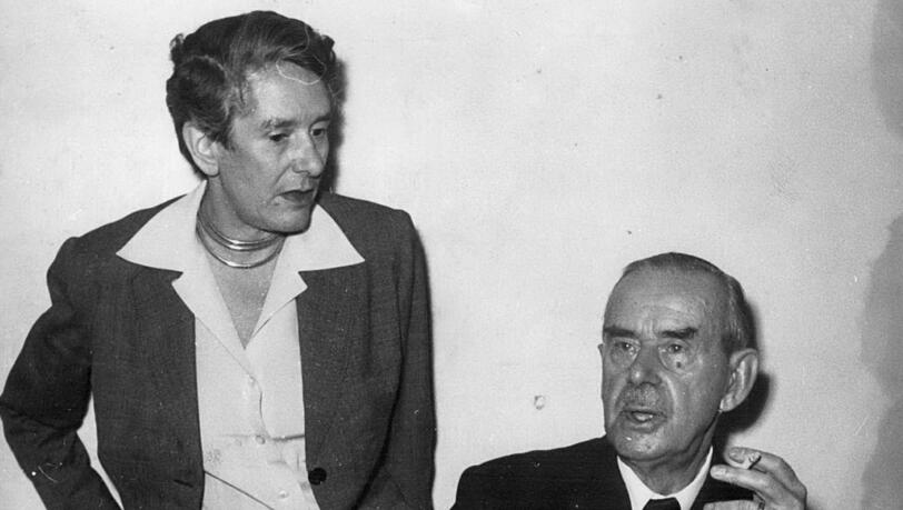 Erika Mann mit ihrem Vater 1952 in München. Erika Mann mit ihrem Vater 1952 in München.