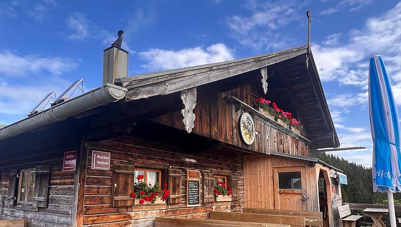 Hoch über dem Tegernsee: Die Aueralm mit der Terrasse, wie man sie heute kennt. Hoch über dem Tegernsee: Die Aueralm mit der Terrasse, wie man sie heute kennt.