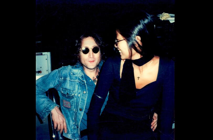 John Lennons "verlorenes Wochenende", als er seine Beziehung zu Yoko Ono pausierte, um mit der jungen Assistentin des Paares zu leben, dauerte in Wahrheit 18 Monate. Der Dokumentarfilm "John Lennons geheime Liebe: May Pang" erzählt die Geschichte aus Sicht der neuen Frau an der Seite des Musik-Superstars. John Lennons "verlorenes Wochenende", als er seine Beziehung zu Yoko Ono pausierte, um mit der jungen Assistentin des Paares zu leben, dauerte in Wahrheit 18 Monate. Der Dokumentarfilm "John Lennons geheime Liebe: May Pang" erzählt die Geschichte aus Sicht der neuen Frau an der Seite des Musik-Superstars.