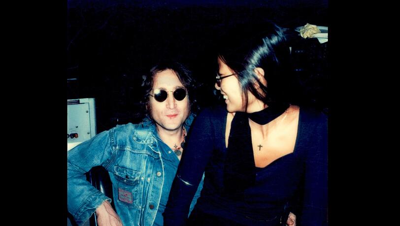John Lennons "verlorenes Wochenende", als er seine Beziehung zu Yoko Ono pausierte, um mit der jungen Assistentin des Paares zu leben, dauerte in Wahrheit 18 Monate. Der Dokumentarfilm "John Lennons geheime Liebe: May Pang" erzählt die Geschichte aus Sicht der neuen Frau an der Seite des Musik-Superstars. John Lennons "verlorenes Wochenende", als er seine Beziehung zu Yoko Ono pausierte, um mit der jungen Assistentin des Paares zu leben, dauerte in Wahrheit 18 Monate. Der Dokumentarfilm "John Lennons geheime Liebe: May Pang" erzählt die Geschichte aus Sicht der neuen Frau an der Seite des Musik-Superstars.
