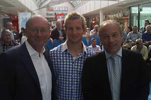 Franz Maget, Stefan Aigner und Rainer Beeck hatten auf einen fröhlichen Austausch mit den Löwen-Fans gehofft.