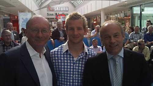 Franz Maget, Stefan Aigner und Rainer Beeck hatten auf einen fröhlichen Austausch mit den Löwen-Fans gehofft. Franz Maget, Stefan Aigner und Rainer Beeck hatten auf einen fröhlichen Austausch mit den Löwen-Fans gehofft.