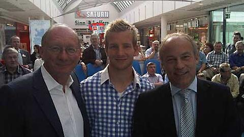 Franz Maget, Stefan Aigner und Rainer Beeck hatten auf einen fröhlichen Austausch mit den Löwen-Fans gehofft.