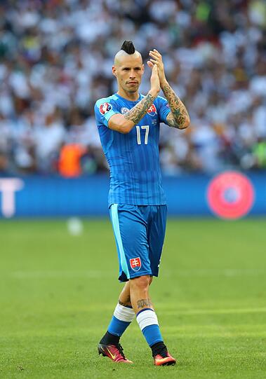 Marek Hamsik (Slowakei): &bdquo;Also sein Haarschnitt ist schon brutal. Wie der von Nainggolan. Ich weiß nicht, warum die sich das antun... Auf jeden Fall ist viel Haarspray und Gel im Einsatz. Ich habe ein Spiel von Hamsik bei dieser EM verfolgt: Bei seiner Frisur, da bewegt sich ja gar nichts. Nicht nach links und nicht nach rechts. Kopfbälle müssen da gelernt sein. Mei, man muss es eben mögen. Schön ist es jedenfalls nicht.&ldquo;