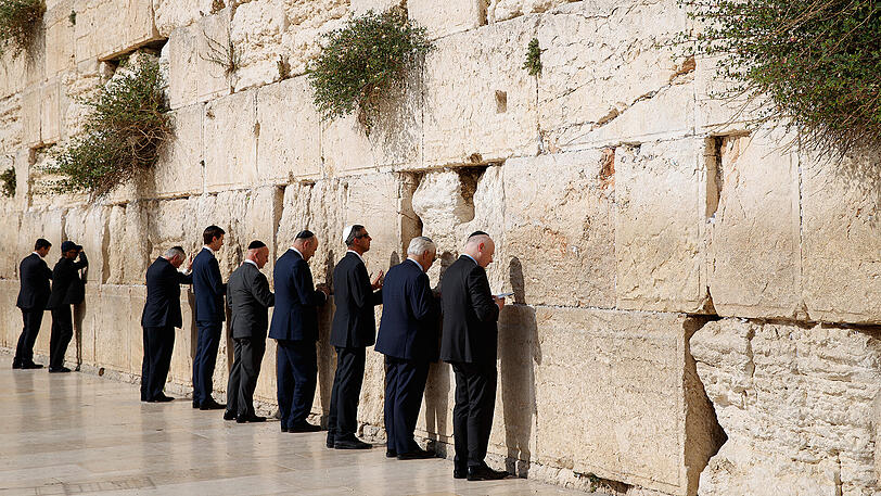 Mitarbeiter des Weissen Hauses stehen vor der Klagemauer in Altstadt von Jerusalem. Trump ist der erste US-Präsident, der das höchste, jüdische Heiligtum während seiner Amtszeit besucht hat.